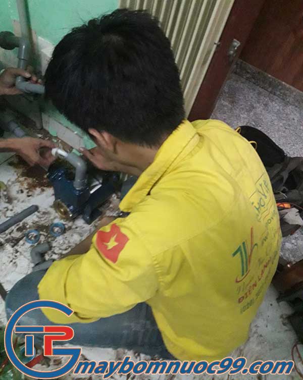Thợ Việt sửa máy bơm nước tại nhà