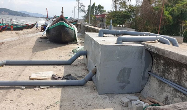 Đục cả tường chắn sóng để dẫn nước nuôi tôm ở Hải Thanh, thị xã Nghi Sơn